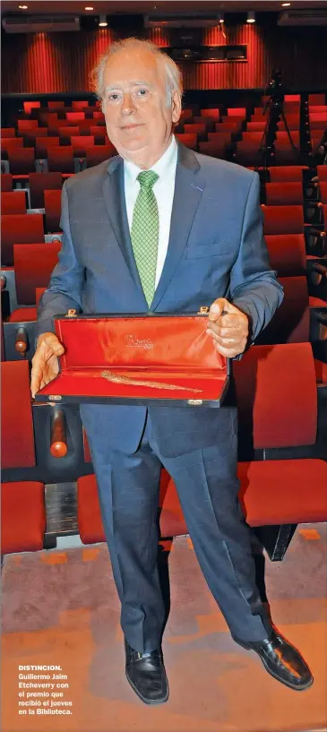  ?? FOTOS: MAXIMO GOMEZ ?? DISTINCION. Guillermo Jaim Etcheverry con el premio que recibió el jueves en la Biblioteca.