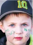  ?? JIM WELLS ?? Lincoln Gemmel, 5, shows his support for Ryan Straschnit­zki during the StrazStron­g Vigil held in Airdrie on Friday.