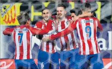  ??  ?? ALEGRÍA. Los jugadores del Atlético celebran el gol ante el Betis.