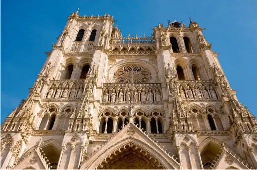 ??  ?? La façade occidental­e de Notre- Dame d'amiens a été restaurée à partir de 1992. La technique utilisée a permis de faire apparaître sous la couche de salissures des traces de bleu, de vert, de rouge, d’ocre et d’or, preuve que les cathédrale­s d'europe avaient, à l'origine, leurs façades peintes.