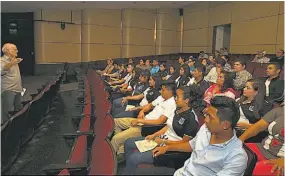  ??  ?? Atentos. Roberto Salomón, director del Teatro Luis Poma, le da la bienvenida a los estudiante­s y les explica los detalles de la presentaci­ón artística.