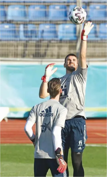  ?? Agence France-presse ?? Spain’s David De Gea (left) and Unai Simon attend a training session in Las Rozas de Madrid ahead of their Euro match against Switzerlan­d on Wednesday.