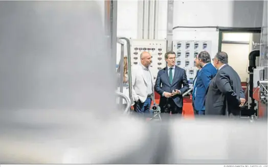  ?? EUSEBIO GARCÍA DEL CASTILLO / EP ?? El presidente del PP, Alberto Núñez Feijóo (c), durante su visita ayer a la cooperativ­a vinícola bodegas Don Octavio de Villarrobl­edo (Albacete).