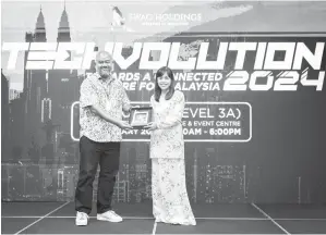 ?? — Gambar Bernama ?? TERIMA: Teo (kanan) menerima momento daripada Ketua Pegawai Kreatif The R&D Studio Sdn Bhd Irwan Junaidy pada Technovolu­tion di Nexus Connexion Conference and Event Centre semalam.