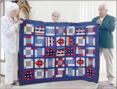  ?? Keith Bryant/The Weekly Vista ?? Sue Smith, left, helps hold up a gifted quilt with Susan Richmond and Kenneth B. Smith.