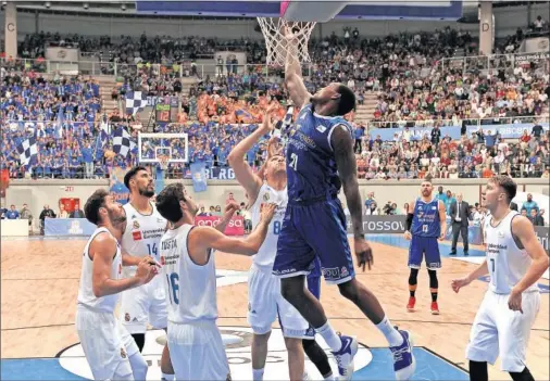  ??  ?? ATACÓ EL ARO BLANCO. Deon Thompson, pívot del San Pablo Burgos, hizo daño al Madrid con 20 puntos, 16 en la segunda parte.