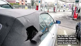  ??  ?? Am 3er BMW Cabrio schlitzte der Täter das Faltdach auf und warf einen Brandsatz hinein.