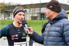  ?? KURT FRICKE / ARCHIV ?? Beim 43. Apoldaer Moorentall­auf im vergangene­n Jahr sprach Jürgen Rockstroh (rechts) mit Halbmarath­on-meister Marcel Bräutigam.