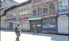  ?? WASEEM ANDRABI/ HT ?? Paramilita­ry personnel patrolling the streets during lockdown in Srinagar on Thursday.