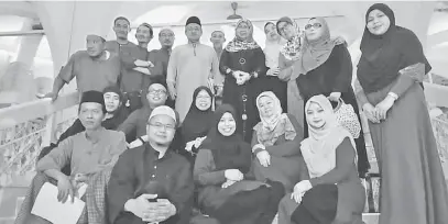  ??  ?? UNTUK ALBUM: Rodziah (berdiri tengah) bersama kakitangan BDA pada majlis kesyukuran di Bintulu malam kelmarin.