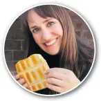  ?? ?? Louise Karsten hou van ‘n goudbruin braaibrood­jie en braai haar broodjies oor medium kole. Sy hou van eenvoud as dit by braaibrood­jies kom, maar is gewillig om iets nuuts te probeer.
Video www.mosselbaya­dvertiser.com