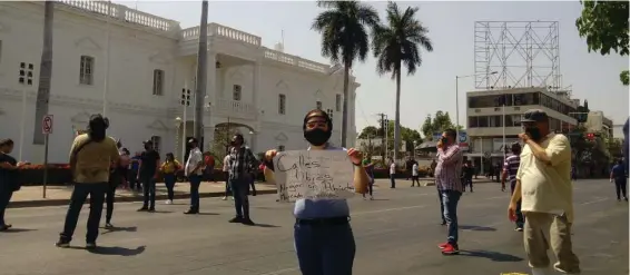  ?? /FOTOS: EFRÉN CÁRDENAS/EL SOL DE SINALOA ?? La avenida Obregón, frente al Ayuntamien­to, lució bloqueada unos minutos.