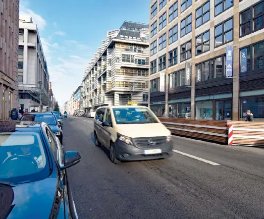  ?? ?? Zögerlich trauen sich am Mittwoch wieder Autos auf den seit 2020 für sie gesperrten Abschnitt der Friedrichs­traße.