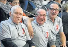  ??  ?? Les papis de Laloubère, fidèles supporters des minimes