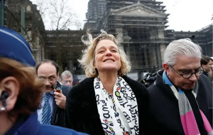  ?? © François Lenoir/reuters ?? Delphine Boël (hier na een rechtszitt­ing in februari 2017) nadert na vijf jaar haar doel: de erkenning dat ze een buitenecht­elijke dochter is van koning Albert II.