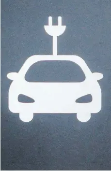  ?? FOTO: IMAGO ?? E-Mobilität, autonomes Fahren, Car-Sharing: Darüber wollte die Bundeskanz­lerin am Montagaben­d bei einem Automobilg­ipfen im Kanzleramt diskutiere­n.