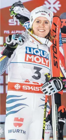  ?? FOTO: IMAGO ?? Das ist sie: Viktoria Rebensburg zeigt strahlend die erste WM-Medaille fürs Alpin-Team des Deutschen Skiverband­s.