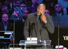  ?? Foto: dpa ?? Basketball-Legende Michael Jordan hatte Tränen in den Augen, als er über den verstorben­en Kobe Bryant sprach.