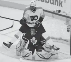  ?? RENE JOHNSTON/TORONTO STAR ?? The Flyers’ Wayne Simmonds does a good job of screening Leafs goalie James Reimer Thursday night during Philly’s 5-3 victory at the ACC.