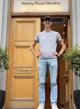  ?? FOTO RR ?? Hasselaar Tom Verstappen op de trappen van de legendaris­che Abbey Road Studios in Londen.