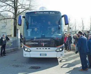  ??  ?? Sopra il pullman della Fiorentina che lascia l’albergo di Udine dove a squadra era in ritiro