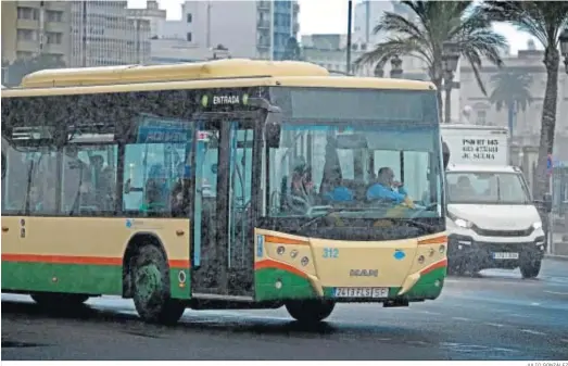  ?? JULIO GONZÁLEZ ?? Un autobús urbano circula por la Avenida del Puerto en una imagen de archivo.