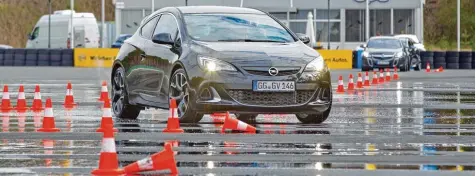  ?? Foto: Opel ?? Ein Händchen fürs Handling: In solchen Slalomparc­ours können Fahrer ein Gefühl für die Reaktionen des Autos bekommen.