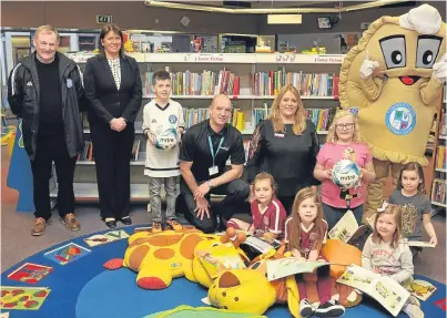  ??  ?? Forfar chairman Ken Stewart, Arbroath director Anne McKeown, Ryan Moore, Mark Nisbet and Clair Tracey of Angus Alive, and football fans Ava Tracey, Brook Whyte, Olivia Cruickshan­ks, Carly Chalmers and Chloe Moore at Forfar Library with Loons mascot...