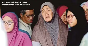  ??  ?? KELUARGA Haikal sebak melihat jenazah dibawa untuk pengebumia­n.