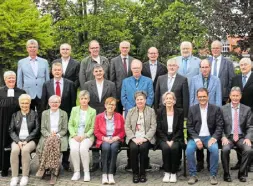  ?? Foto: Foto Pescht ?? Die goldenen Konfirmand­en aus dem Bezirk Mitte/west der evangelisc­h-lutherisch­en Kirchengme­inde Rahden.