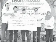  ??  ?? The handover of a RM1,533,000 mock cheque between Yahya (centre) and Maizal (left) for the developmen­t of the 2017 RISDA entreprene­ur developmen­t program in Sabah.They are accompanie­d by Nasarudin (second left), Zahari (second right) and Halimah...