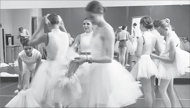  ?? COURTESY BILL CURRY ?? Dancers from Taos Dance Academy in rehearsal for the ballet.