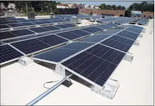  ?? Tyler Sizemore / Hearst Connecticu­t Media ?? Solar panels atop a building in Stamford.