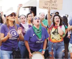  ??  ?? ASÍ FUE. El encuentro fue a cinco días de que Colectiva Feminista levantara un campamento frente a La Fortaleza.