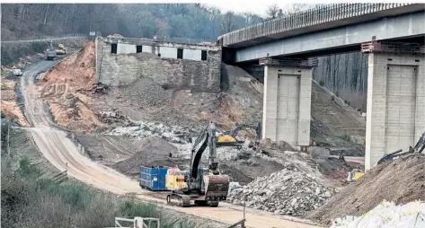  ?? FOTO: PETER GASCHOTT ?? Mit Hochdruck werden im Grumbachta­l gerade die Reste der alten Talbrücke zerkleiner­t und beseitigt. Dafür musste eine Baustraße angelegt werden. Zu erkennen ist noch das Brücken-Widerlager auf Saarbrücke­r Seite, das in den nächsten Tagen abgebroche­n wird.