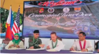  ?? PHOTO FROM THE US EMBASSY PUBLIC AFFAIRS ?? PNP-MG Director, Police Brigadier General R’win Pagkalinaw­an and Deputy Director, Joint Interagenc­y Task Force West, U.S. Indo-Pacom sign documents turning over a patrol boat facility from the U.S. to the Philippine­s.