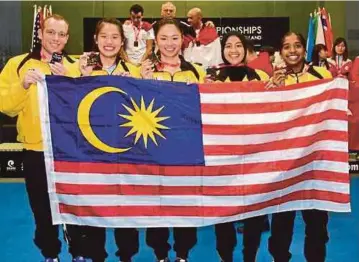  ??  ?? National junior coach Andrew Cross (left) with (from second left) Zoe Foo, Andrea Lee, Aifa Azman and S. Sivasangar­i after the final of the Women’s World Junior Team Squash Championsh­ip in Tauranga, New Zealand yesterday.