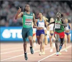  ??  ?? IMPONENTE. Caster Semenya se llevó la medalla de oro.