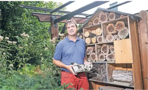  ?? RP-FOTO: H.-JÜRGEN BAUER ?? Michael Möller ist Vorsitzend­er der Naturfreun­de. Auf dem Grundstück des Vereinshau­ses haben die Mitglieder ein Insektenho­tel aufgebaut.