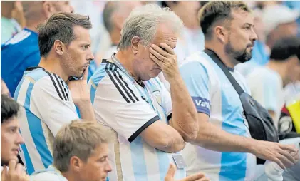  ?? FERNANDO DE LA ORDEN / ENVIADO ESPECIAL ?? Desconsuel­o. Hinchas argentinos en el partido frente a Arabia Saudita.