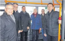  ?? FOTO: STADTWERKE BIBERACH ?? Sind sich einig, dass der Bus zu einer echten Alternativ­e zum Auto in Biberach geworden ist: Martin Bücher (Kreisspark­asse Biberach), Oberbürger­meister Norbert Zeidler, Peter Hirsch (Landratsam­t), Hans Michelberg­er (Boehringer Ingelheim), Helmut Schilling und Dietmar Geier (beide Stadtwerke Biberach).