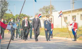  ??  ?? El presidente Mario Abdo asistió ayer a la inauguraci­ón de 24 viviendas financiada­s por Itaipú. Fue en el RC4, en Asunción.