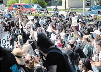  ?? CATHIE COWARD THE HAMILTON SPECTATOR ?? About 600 people gathered at Hamilton City Hall take a knee during a recent Black Lives Matter Rally.