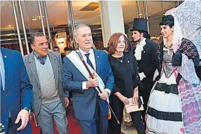  ??  ?? Ingreso. Juan Schiaretti y Felipe Lábaque ingresan a la ceremonia de la conmemorac­ión oficial en el Real.