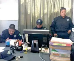  ?? Tomás Baños ?? Policías de San José Teacalco se reunieron con autoridade­s municipale­s para dirimir el conflicto.