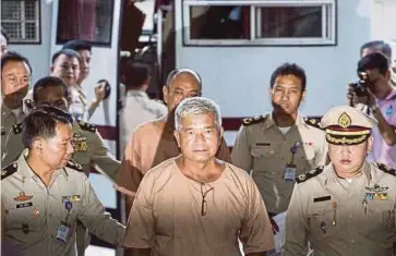  ??  ?? GAMBAR fail, Manas (tengah) dibawa ke Mahkamah Jenayah Bangkok pada November 2015. - Reuters