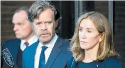  ??  ?? ACUSADA. Felicity Huffman se reportó en una prisión federal de Dublin, Estados Unidos. En la foto junto a su esposo William H. Macy.