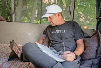  ?? CONTRIBUTE­D BY DAVE BOLCH ?? Lance Armstrong prepares to record his Tour de France podcast, “The Move.”