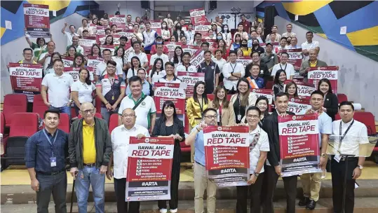  ?? Photo by Chris Navarro ?? NO TO RED TAPE
Anti-Red Tape Authority (ARTA) Secretary Ernesto V. Perez ( 3rd from roght) and City of San Fernando Mayor Vilma B. Caluag (4th from left) lead the second Bagong Pilipinas Town Hall Meeting at the Heroes Hall, on Monday Joining them are ARTA Undersecre­tary Geneses R. Abot; DILG - 3 assistant regional director Anthony C. Nuyda; DILG- 3 Division Chief Lee Allen Pineda; Vice Mayor Benedict Jasper Lagman ; and other officials. —