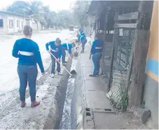  ??  ?? TRABAJO. Varias mujeres, empleadas de Protección Civil, limpian una cuneta en la Rivera Hernández.